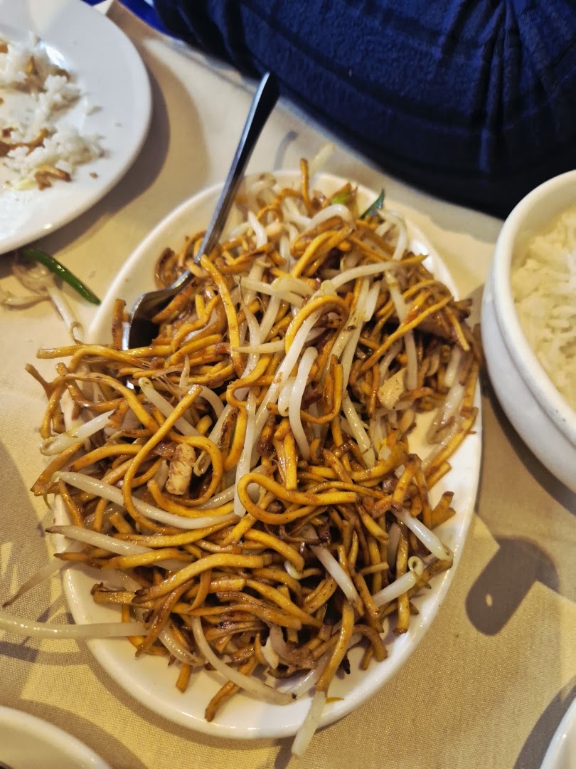 Stir-fried chow mein noodles with bean sprouts